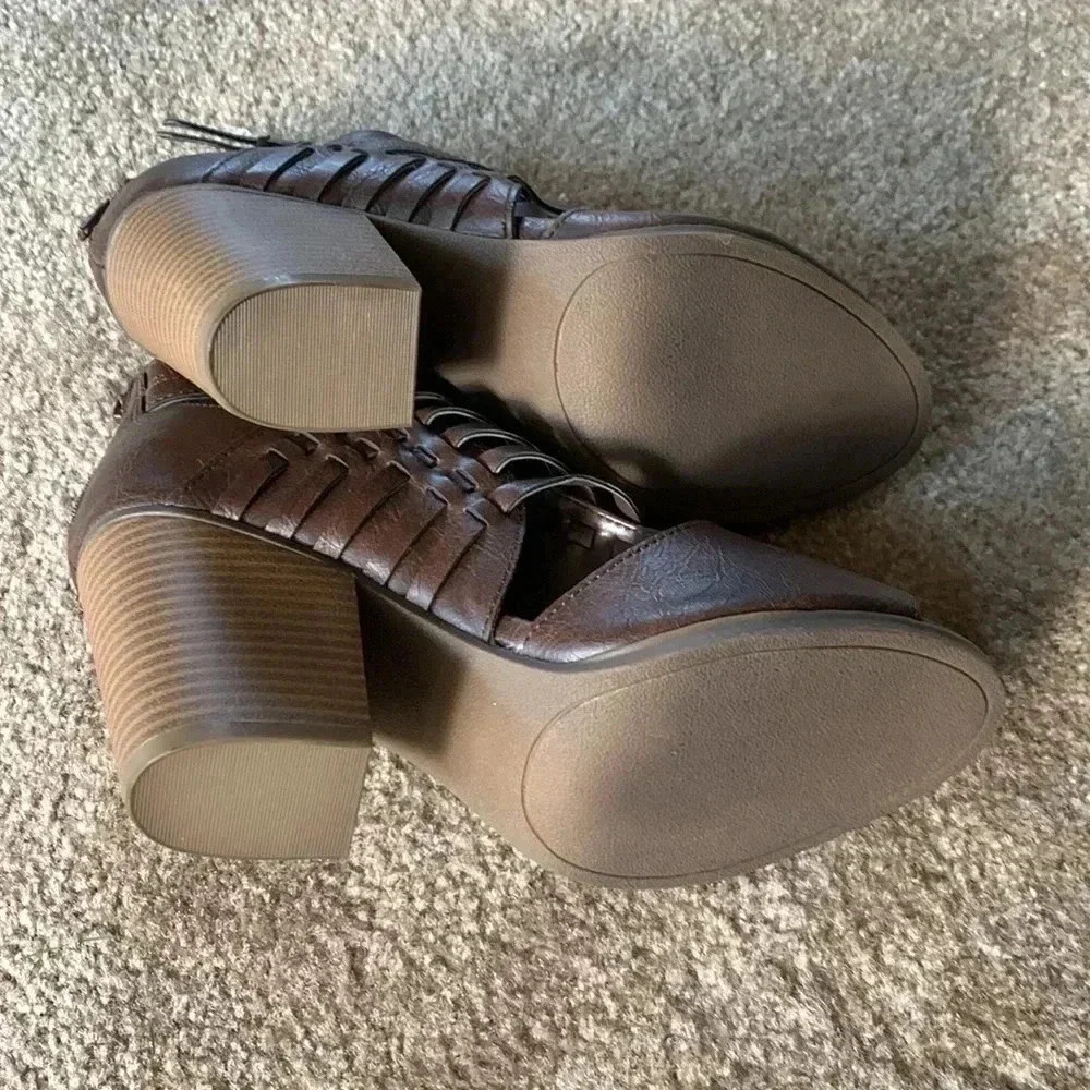 CloudWalkers by Avenue Kiera Brown Perp Toe Booties Size 8.5 - Picture 3 of 6